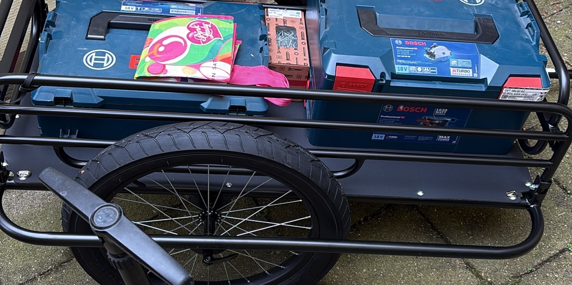 Fahrrad-Anhänger mit zwei Werkzeugkoffern, noch ohne Aufbau.